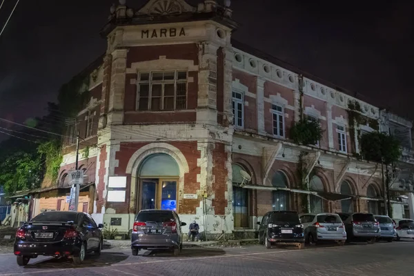 Semarang, Indonesia - 3 de diciembre de 2017: El edificio Marba es uno de los patrimonios culturales de los edificios antiguos que han sido restaurados. Algunos coches están aparcando frente al antiguo edificio ubicado en la Ciudad Vieja , — Foto de Stock