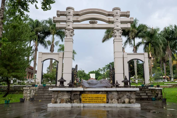 Semarang, Indonésia - 3 de dezembro de 2017: portão principal de Vihara Buddhagaya Watugong com uma rocha em forma de gongo na frente. Vihara Buddhagaya é um templo budista localizado em Semarang, Indonésia . — Fotografia de Stock