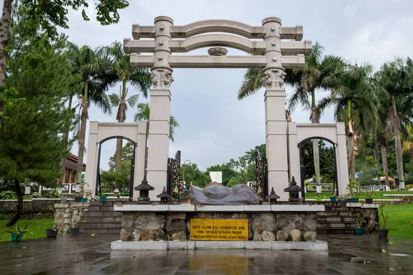 Semarang, Endonezya - 3 Aralık 2017 : Vihara Buddhagaya Watugong'un ana kapısı önünde gong şeklinde bir kaya. Vihara Buddhagaya Semarang, Endonezya'da bulunan Budist tapınağıdır..