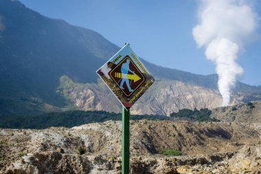 Garut, Endonezya - 12 Ağustos 2018 : Papandayan Dağı'nda yürüyüşçüleri ruhlarını korumaya ve asla vazgeçmemeye teşvik eden 'Dikkatli olun, ruhu koruyun' tabelası.