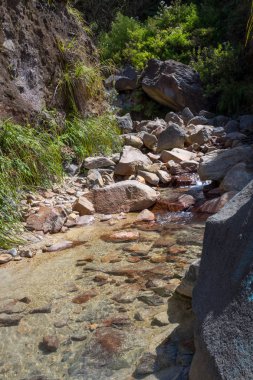 Bir dağda berrak su ile kayalık dere. Papandayan Dağı'nın güzel manzarası. Papandayan Dağı Garut üzerinde yürüyüş için favori yerden biridir.