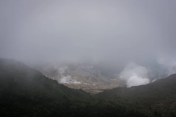 Una fitta nebbia sulla cima del monte Papandayan. La montagna di Papandayan è uno dei posti preferiti per fare escursioni a Garut . — Foto Stock