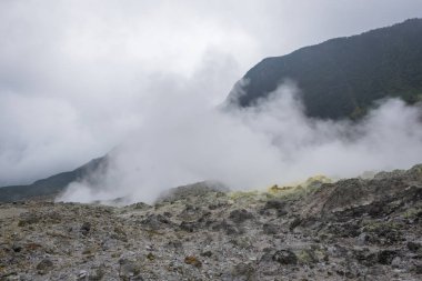 sülfür gazı ile aktif dağda krater görünümü taştan çıkar. Papandayan Dağı'nın güzel manzarası. Papandayan Dağı Garut üzerinde yürüyüş için favori yerden biridir.