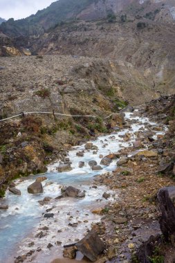 Bir dağda beyaz su ile kayalık dere. Papandayan Dağı'nın güzel manzarası. Papandayan Dağı Garut üzerinde yürüyüş için favori yerden biridir.