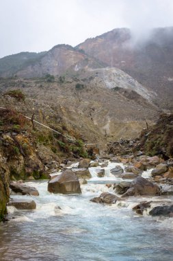 Bir dağda beyaz su ile kayalık dere. Papandayan Dağı'nın güzel manzarası. Papandayan Dağı Garut üzerinde yürüyüş için favori yerden biridir.