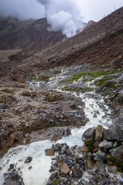 Bir dağda beyaz su ile kayalık dere. Papandayan Dağı'nın güzel manzarası. Papandayan Dağı Garut üzerinde yürüyüş için favori yerden biridir.