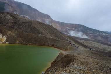 Aktif dağdaki küçük kükürt gölü. Papandayan Dağı'nın güzel manzarası. Papandayan Dağı Garut üzerinde yürüyüş için favori yerden biridir.