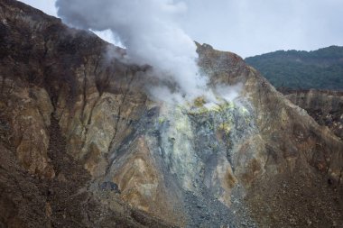 sülfür gazı ile aktif dağda krater görünümü taştan çıkar. Papandayan Dağı'nın güzel manzarası. Papandayan Dağı Garut üzerinde yürüyüş için favori yerden biridir.