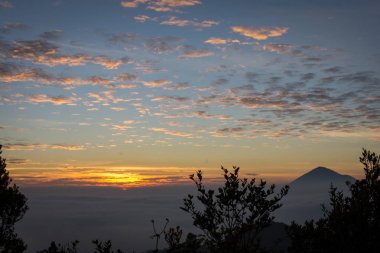 Cikuray Dağı manzaralı Ghober Hut kamp alanında sıcak sabah gün doğumu. Papandayan Dağı'nın güzel manzarası. Papandayan Dağı Garut üzerinde yürüyüş için favori yerden biridir.