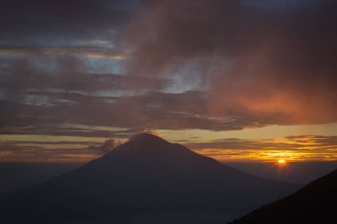 Cikuray Dağı manzaralı Tebing Soni'de sıcak sabah gün doğumu. Papandayan Dağı'nın güzel manzarası. Papandayan Dağı Garut üzerinde yürüyüş için favori yerden biridir.