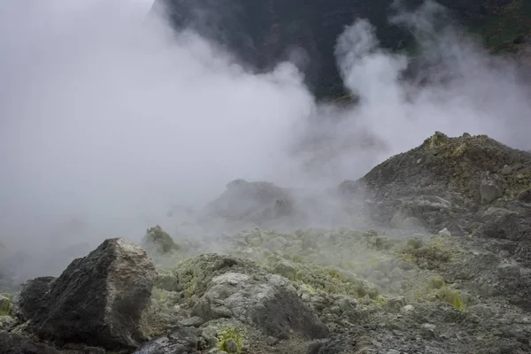 活动山上的火山口与硫磺气体从石头中出来。帕潘达扬山的美丽景观。帕潘达扬山是加鲁特徒步旅行的最爱之一. — 图库照片