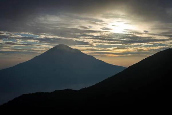 Cálido amanecer en Tebing Soni con vista al monte Cikuray. Hermoso paisaje del monte Papandayan. Montaña Papandayan es uno de los lugares favoritos para caminar en Garut . —  Fotos de Stock