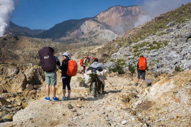 Garut, Endonezya-Ağustos 12, 2018: gençler bir grup zevk ve yürüyüş Papandayan Dağı. Papandayan Dağı, Garut 'ta yürüyüş yapmak için en sevdiğim yerdir..