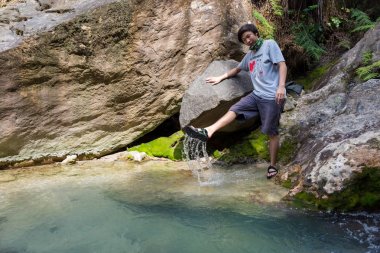 Garut, Endonezya - 12 Ağustos 2018 : Papandayan Dağı'nda bir adam eğleniyor ve yürüyüş ediyor. Papandayan Dağı Garut üzerinde yürüyüş için favori yerden biridir.