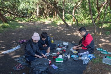 Garut, Endonezya - 12 Ağustos 2018 : Papandayan Dağı'nda kamp ve yemek pişiren bir grup genç. Papandayan Dağı Garut üzerinde yürüyüş için favori yerden biridir.