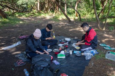 Garut, Endonezya - 12 Ağustos 2018 : Papandayan Dağı'nda kamp ve yemek pişiren bir grup genç. Papandayan Dağı Garut üzerinde yürüyüş için favori yerden biridir.