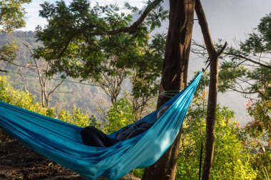 Genç bir Koreli kız Papandayan dağının güzelliği tadını çıkarıyor. Papandayan Dağı Garut üzerinde yürüyüş için favori yerden biridir