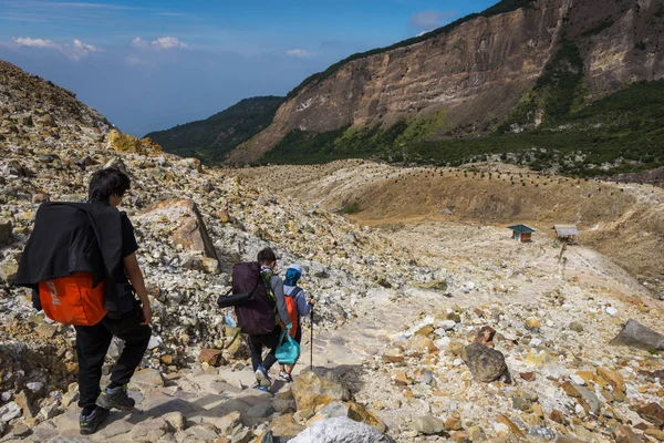 Garut, Endonezya-Ağustos 12, 2018: gençler bir grup zevk ve yürüyüş Papandayan Dağı. Papandayan Dağı, Garut 'ta yürüyüş yapmak için en sevdiğim yerdir..