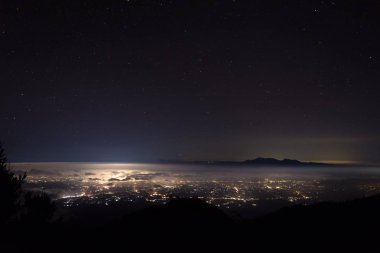 Raung Dağı 7 numaralı kamp alanından güzel bir şehir manzarası. Raung, Endonezya 'nın Java Adaları' ndaki en aktif volkanlardan biridir..