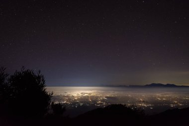 Raung Dağı 7 numaralı kamp alanından güzel bir şehir manzarası. Raung, Endonezya 'nın Java Adaları' ndaki en aktif volkanlardan biridir..