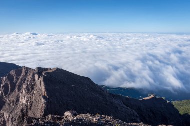 'Puncak Sejati' denilen Raung Dağı zirvesine giden yol. Raung, Endonezya 'nın Java Adaları' ndaki en aktif volkanlardan biridir..