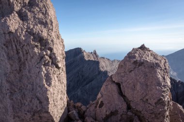 Kürdan Tepesi veya 'Puncak Tusuk Gigi' (3,315 metre) manzarası. Raung, Endonezya 'nın Java Adaları' ndaki en aktif volkanlardan biridir..
