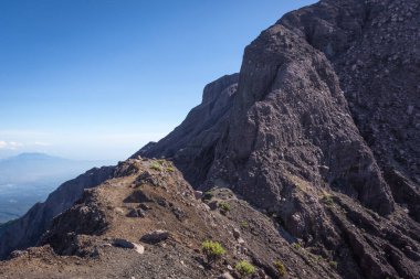 'Puncak Sejati' denilen Raung Dağı zirvesine giden yol. Raung, Endonezya 'nın Java Adaları' ndaki en aktif volkanlardan biridir..
