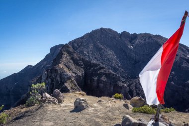 Flag Peak veya Puncak Bendera (3.140 m) bir görünüm. Raung tüm Javas dağ yolları en zorlu, aynı zamanda Endonezya Java adasında en aktif volkanlar biridir.