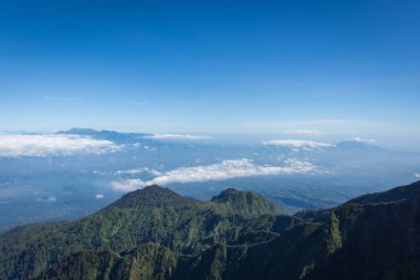 Flag Peak veya Puncak Bendera (3.140 m) bir görünüm. Raung tüm Javas dağ yolları en zorlu, aynı zamanda Endonezya Java adasında en aktif volkanlar biridir.