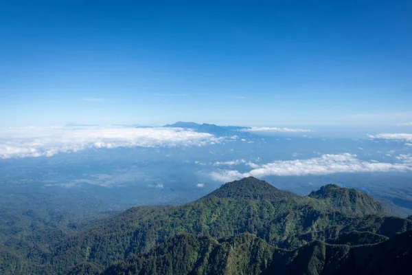 Blick vom Fahnengipfel oder Puncak Bendera (3.140m). raung ist der anspruchsvollste aller javas bergwege, ist auch einer der aktivsten vulkane auf der insel java in indonesien. — Stockfoto