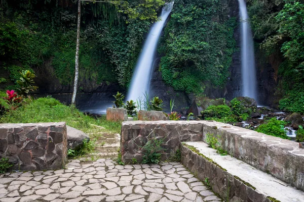 As cachoeiras gêmeas que fazem parte da beleza de Raung Mountain Sloves, Kalibaru Wetan Village, Banyuwangi Regency, Indonésia. Tirto Kemanten em javanês significa noiva de água ou casal de casamento de água . — Fotografia de Stock