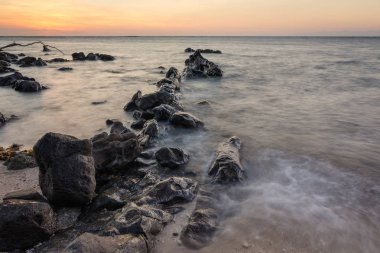 Bama Beach, Baluran güzel renkli gündoğumu veya gün batımı. Baluran Milli Parkı Doğu Java, Endonezya kuzey kıyısında yaklaşık 25.000 ha uzanan bir orman koruma alanıdır.