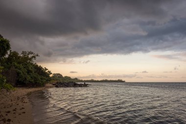 Bama Beach, Baluran güzel renkli gündoğumu veya gün batımı. Baluran Milli Parkı Doğu Java, Endonezya kuzey kıyısında yaklaşık 25.000 ha uzanan bir orman koruma alanıdır.