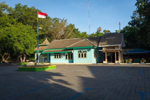 Banyuwangi, Indonesia - 29 de mayo de 2019: Bama Beach office building, Baluran. El Parque Nacional Baluran es un área de preservación forestal que se extiende alrededor de 25.000 hectáreas en la costa norte de Java Oriental . — Foto de Stock