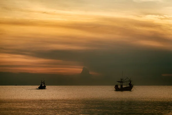 Kleines Fischerboot Auf Dem Meer Bei Sonnenuntergang — Stockfoto