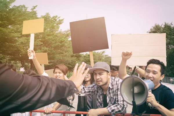 Grup protestocu elinde protesto street yürüyüş