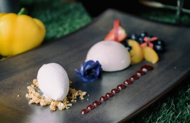 dondurma hizmet meyve plaka üzerinde