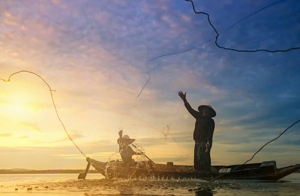 Fischer Die Während Des Sonnenaufgangs Bangpra See Mit Netzen Fische — Stockfoto