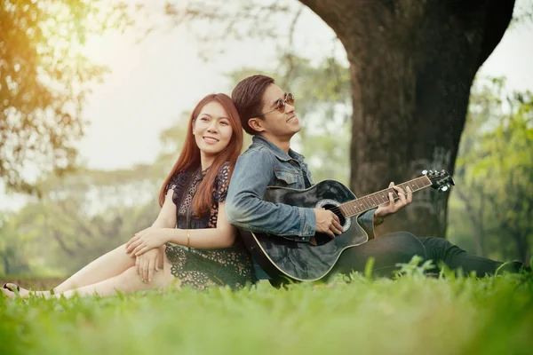 Çift gitar parkta oynarken aşık