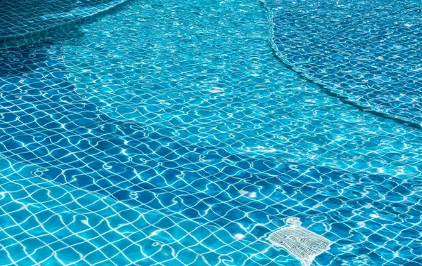 游泳池纹理背景下的蓝水表面 — 图库照片