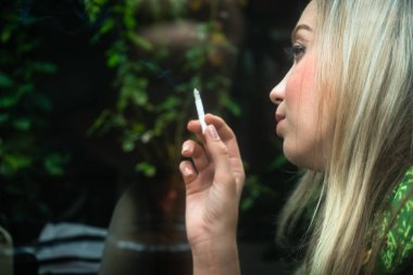 Genç kadın duman sigara kahve dükkanında