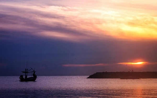 Kleines Fischerboot Auf Dem Meer Bei Sonnenuntergang — Stockfoto