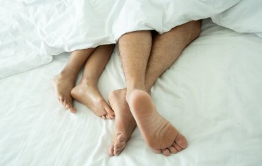 Bir kaç beyaz yatak ve battaniye ayak yakın çekim