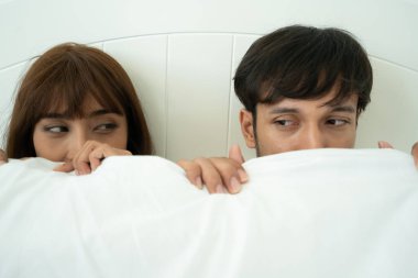 Duygu enjoy birkaç battaniyenin altında gizleme ve birbirimizi yatakta aşık ve mutlu