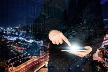 İş adamı ile tablet üzerinde çalışan çift pozlama şehir arka plan bulanıklık
