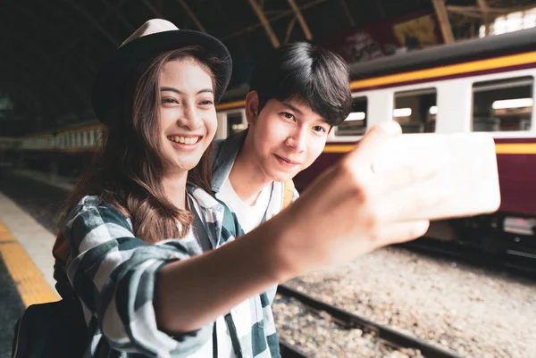 Reisende Machen Gemeinsam Ein Selfie Bevor Sie Den Bahnhof Verlassen — Stockfoto