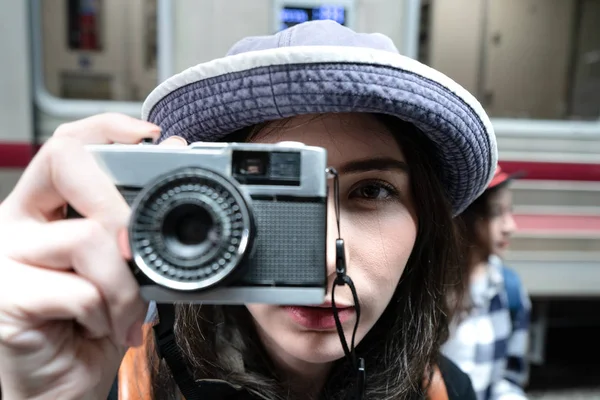 Viajante Está Tomando Phoo Mesma Por Uma Mão — Fotografia de Stock