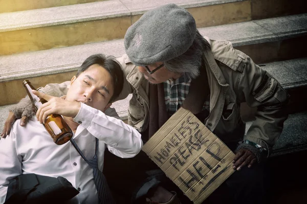 Kirli evsiz adama sokakta ile sarhoş işadamı 