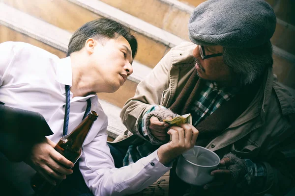 Kirli evsiz adama sokakta ile sarhoş işadamı 