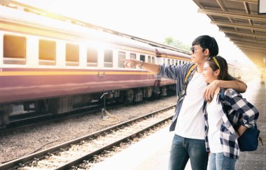 Genç çift ülke yukarı tren ile seyahat